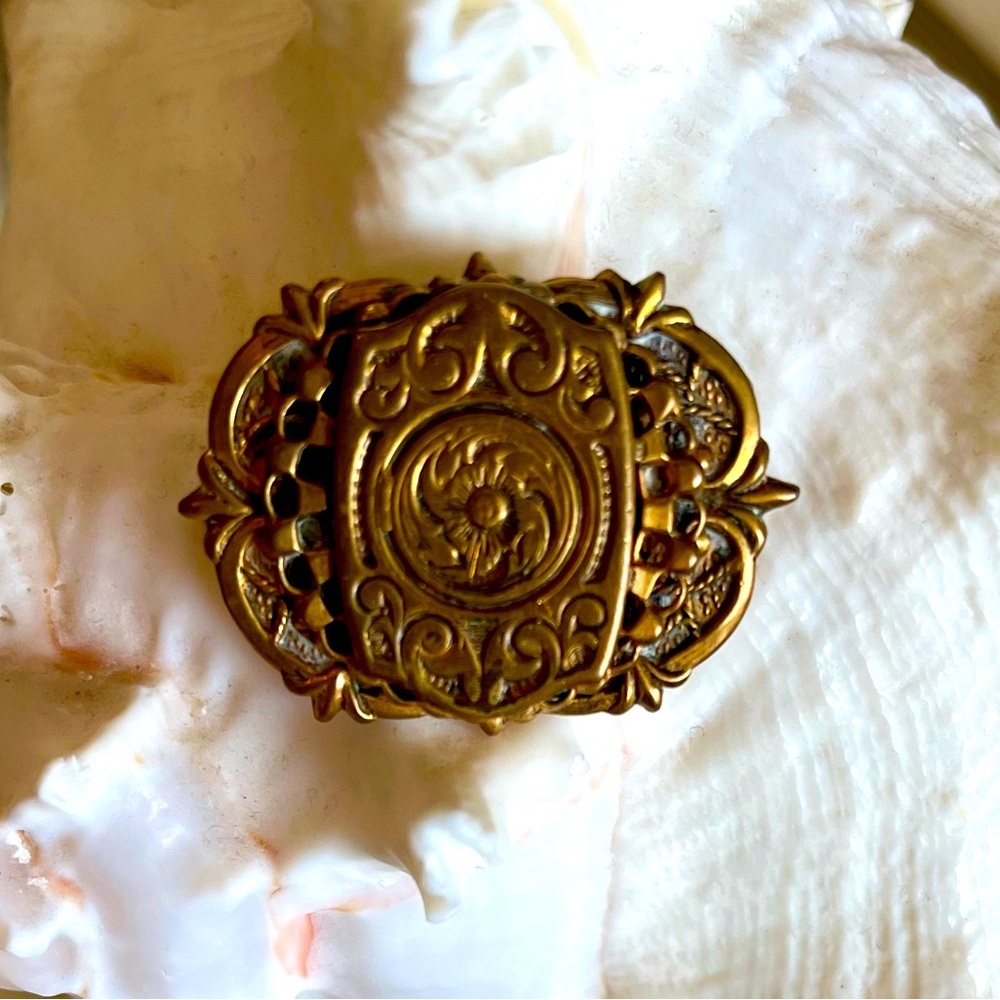 Rare Vintage Etched Gold Tone Brooch